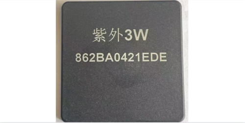 怎樣在黑色的塑料件上面打出白色字體。。。